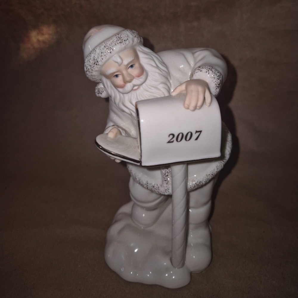 Lenox "LAST MINUTE LISTS SANTA" 2007 ~ Figurine ~ 6.5" Tall ~ NO BOX
